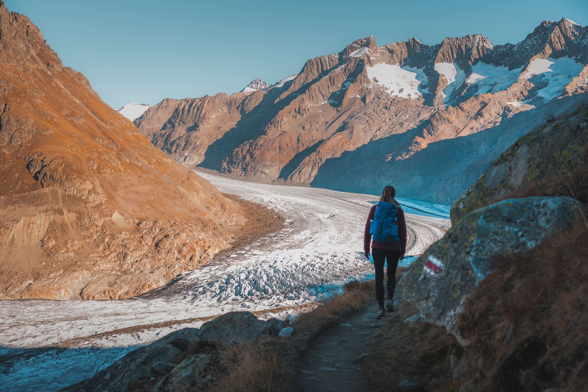 Wanderin auf einem Gletscher in den Schweizer Alpen