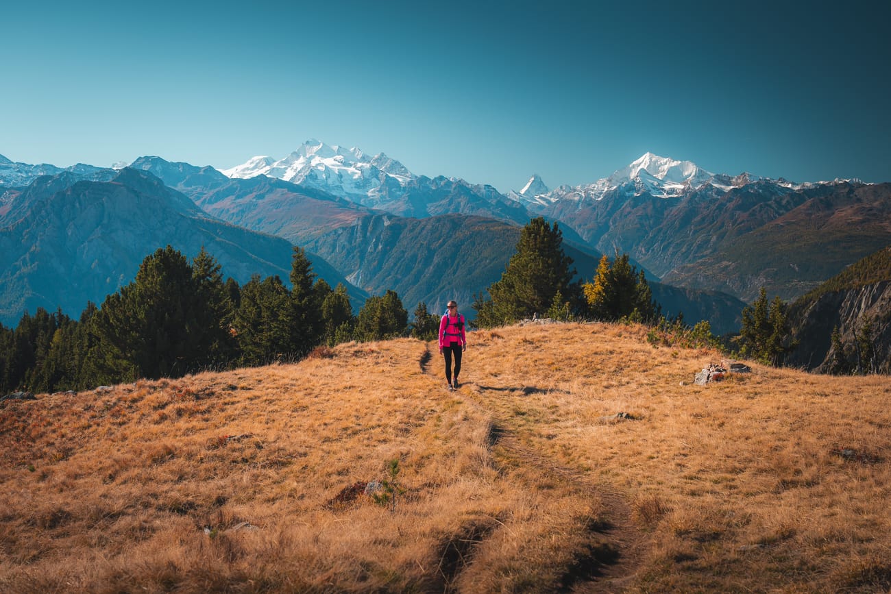 Wandernde Person in einer Schweizer Bergregion im Sommer